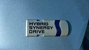 toyota-yaris-hybrid-hybrid-synergy-drive-badge-review